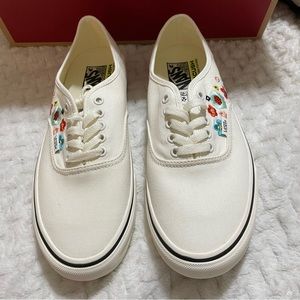 Vans Canvas, NIB, white and embroidered, W10